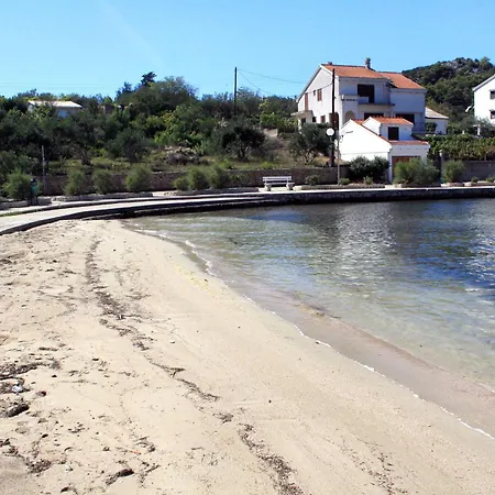 With Parking Space Lukoran, Ugljan - 25081 Apartment *